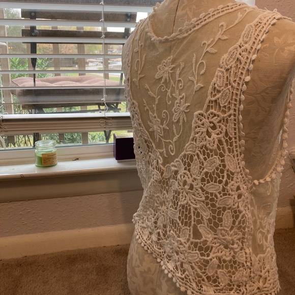 Laced article - Picture 3 of 3